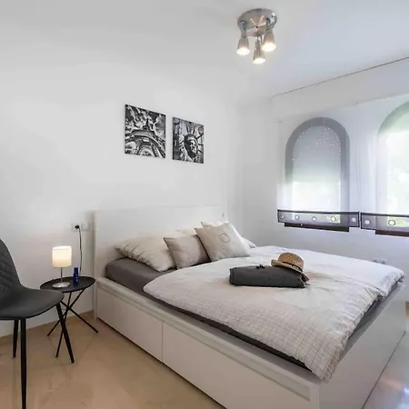 200m2 Lovely Townhouse, Near And Restaurants