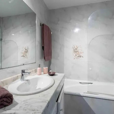 200m2 Lovely Townhouse, Near And Restaurants Apartment Estepona