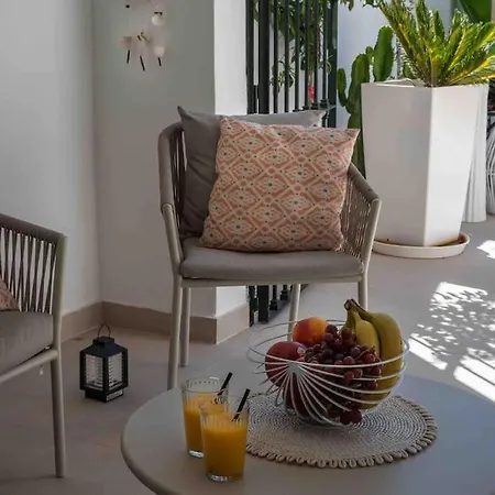200m2 Lovely Townhouse, Near And Restaurants Apartment Estepona