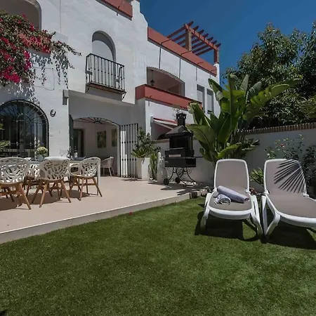 200m2 Lovely Townhouse, Near And Restaurants Apartment Estepona